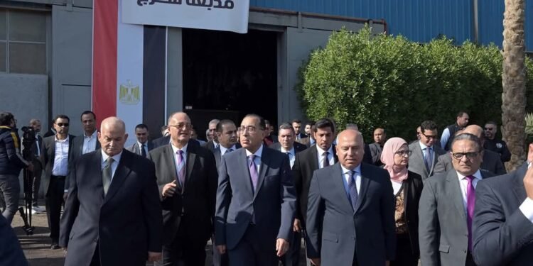 رئيس الوزراء تسليم عقود عدد من المصانع للمستثمرين بالمرحلة الأولى بمدينة الجلود بالروبيكي