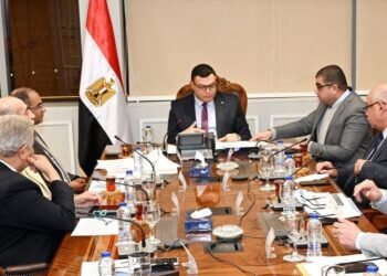 وزير الإسكان يتابع خطة مد وتدعيم شبكات مياه الشرب والصرف الصحى