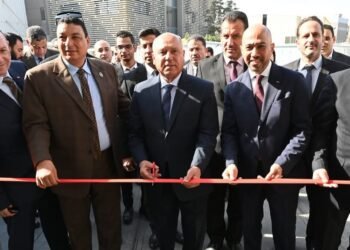 وزير الصناعة يتفقد 4 مصانع متخصصة في العاشر من رمضان