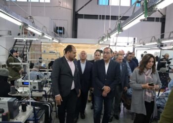 رئيس الوزراء يتفقد مصنع “مارفل” للملابس الجاهزة بجنوب بورسعيد