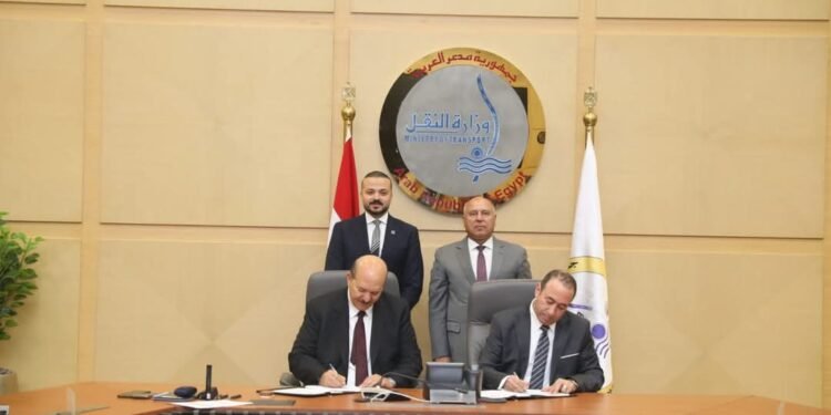 وزير النقل: توقيع عقد إتفاق مؤسسون لانشاء أول مشروع من نوعه فى مصر لتخريد السفن بميناء دمياط