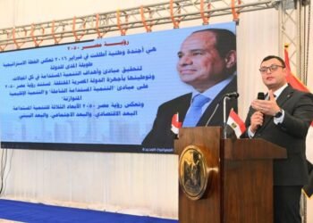 وزير الإسكان يسلم عدداً من محاضر استلام الأراضى المضافة لمدينة العبور الجديدة لمستحقيها