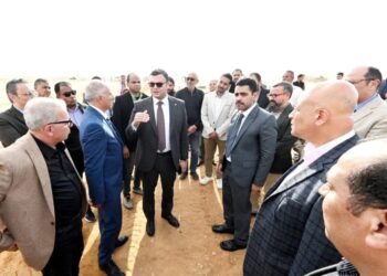 وزير الإسكان يتفقد موقف تنفيذ أعمال الطرق والمرافق بالأراضى بالعبور الجديدة