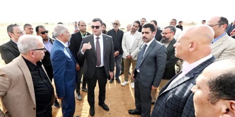 وزير الإسكان يتفقد موقف تنفيذ أعمال الطرق والمرافق بالأراضى بالعبور الجديدة