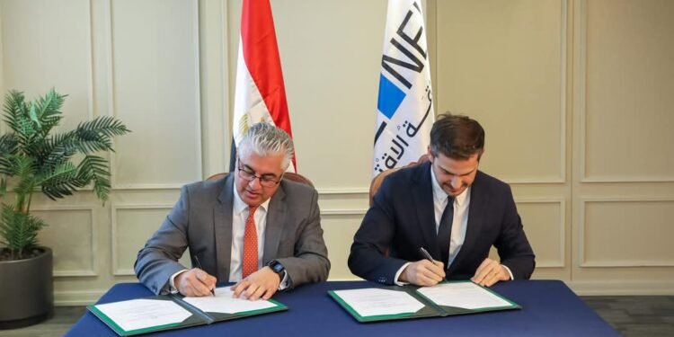 رئيس اقتصادية قناة السويس يُوقع مشروعين جديدين للصناعات الغذائية والمنسوجات
