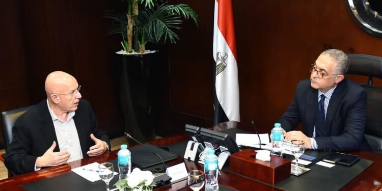 أكبر منتج للأقمشة المصبوغة والقمصان في العالم يبحث إنشاء مصنع في مصر