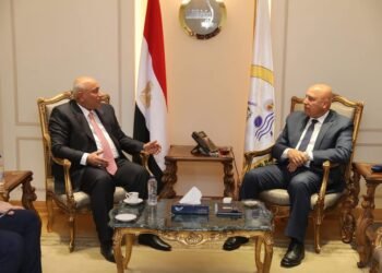 وزير النقل يبحث مع محافظ كربلاء الاستفادة من خبرات مصر بالنقل الحضري