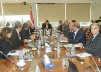 وزير الإسكان يعقد اجتماعاً مع مسئولى شركة “سيتي إيدج” لمتابعة موقف تسويق الوحدات