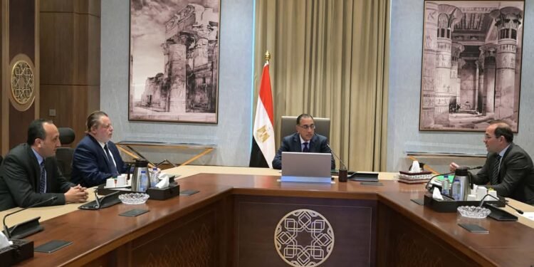 بحضور محافظ البنك المركزي.. رئيس الوزراء يتابع احتياطيات السلع والمنتجات
