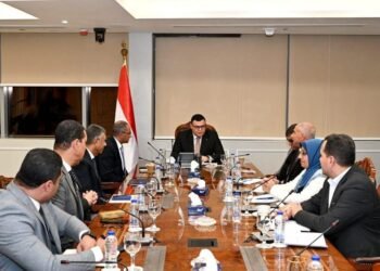 وزير الإسكان يتابع سير العمل بالجهاز التنفيذي لمياه الشرب والصرف الصحي