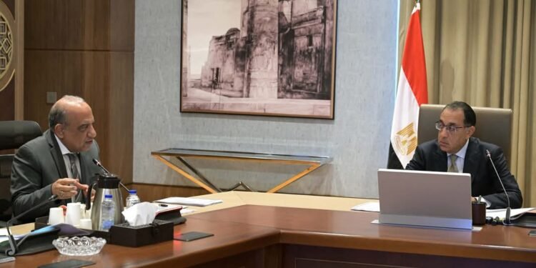 رئيس الوزراء يُتابع الموقف التنفيذي لعدد من مشروعات قطاع الكهرباء