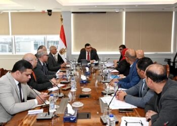 وزير الإسكان يتابع الموقف التنفيذي لمشروعات المرافق والطرق بالقاهرة الجديدة