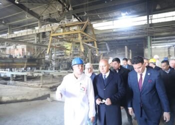 بعد توقفها لمدة عامين وزير الصناعة يتفقد سير العمل بمصنع شركة النصر للمسبوكات