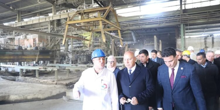 بعد توقفها لمدة عامين وزير الصناعة يتفقد سير العمل بمصنع شركة النصر للمسبوكات