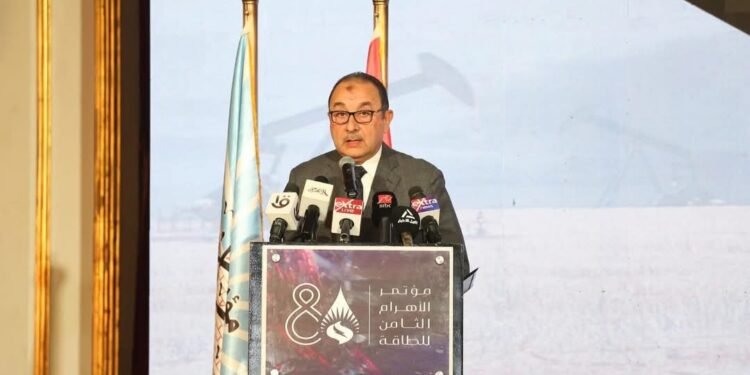 وزير قطاع الأعمال: إنشاء محطة طاقة شمسية بمجمع الألومنيوم باستثمارات 750 مليون دولار