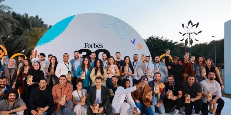 الشيخ طحنون بن خليفة بن محمد آل نهيان يكرم المبدعين الشباب بختام قمة فوربس الشرق الأوسط Under30 في أبوظبي