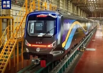 الصين تطلق مترو موفر للطاقة وصديق للبيئة مصنوع من ألياف الكربون