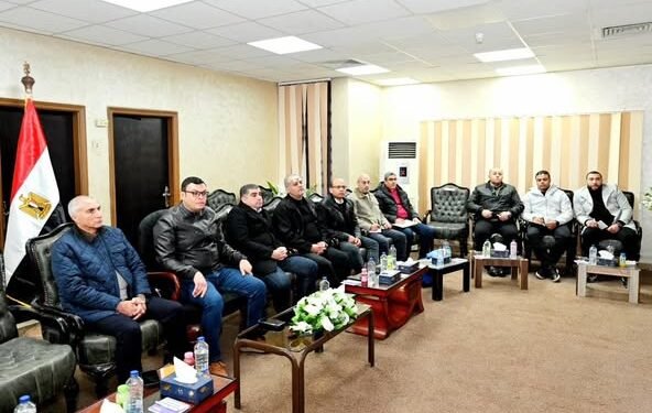 وزير الإسكان يستعرض موقف تنفيذ المشروعات الجارية ومخرجات المخطط الاستراتيجي لمدينة السويس الجديدة