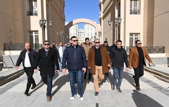 وزير الإسكان يتفقد سير العمل بالحى السكنى الخامس R5 وعدد من الطرق بالعاصمة الإدارية