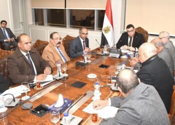 وزير الإسكان يلتقي نواب البرلمان عن محافظة أسوان لبحث شكاوى ضعف وصول المياه