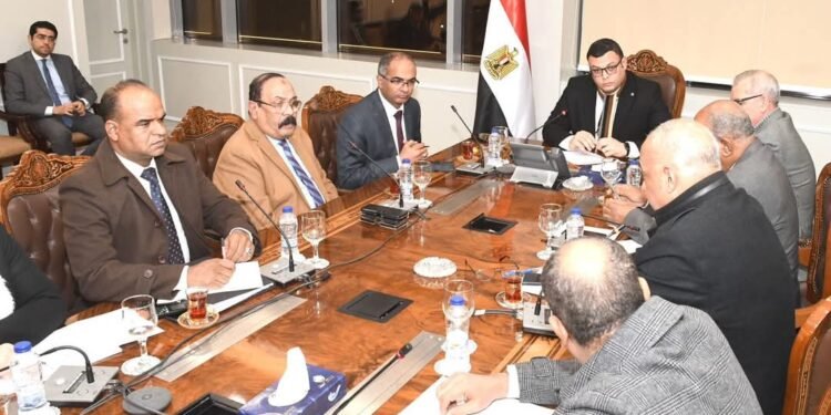 وزير الإسكان يلتقي نواب البرلمان عن محافظة أسوان لبحث شكاوى ضعف وصول المياه