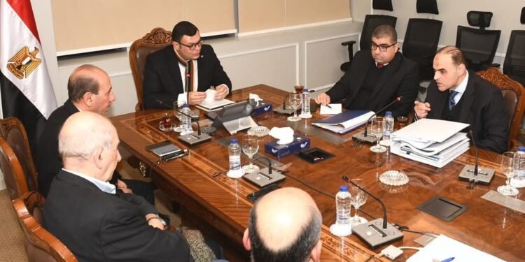 وزير الإسكان يعقد اجتماعًا مع شركات المقاولات العاملة بمشروع تطوير موقع التجلى الأعظم