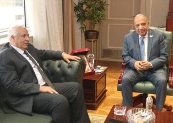 وزير الكهرباء يبحث مع محافظ الوادي الجديد التوسع في مشروعات الطاقة الشمسية