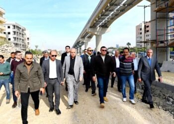 جولة مفاجئة لوزير الإسكان بمدينة 6 أكتوبر يستهلها بالمرور على المحاور الرئيسية