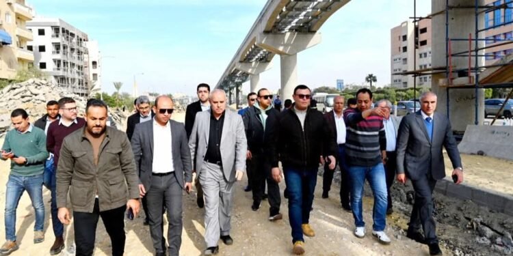 جولة مفاجئة لوزير الإسكان بمدينة 6 أكتوبر يستهلها بالمرور على المحاور الرئيسية