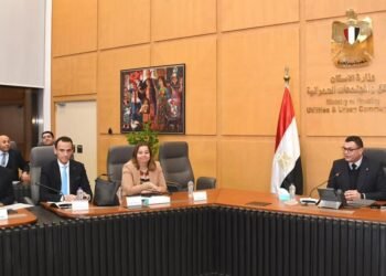 وزير الإسكان يستعرض موقف تنفيذ 100 ألف وحدة سكنية ويوجّه بالالتزام بمواعيد التسليم