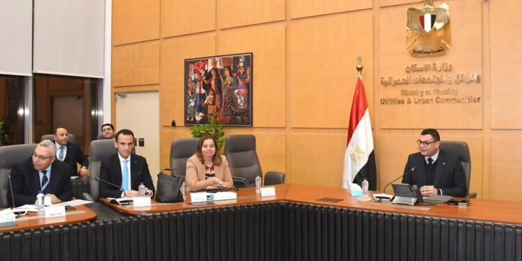 وزير الإسكان يستعرض موقف تنفيذ 100 ألف وحدة سكنية ويوجّه بالالتزام بمواعيد التسليم