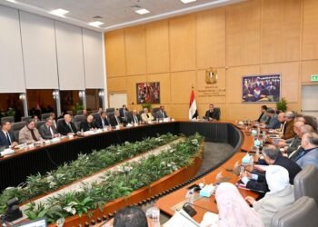 وزير الإسكان يتابع موقف مشروعات مياه الشرب والصرف الصحي بعدد من المحافظات والمدن الجديدة