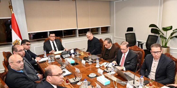 وزير الإسكان يجتمع مع شركة “أكور” العالمية لمتابعة أعمال فنادق العاصمة الإدارية