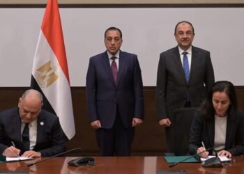 رئيس الوزراء يشهد توقيع عقد لإعادة تشغيل مصنع بلوكات الأنود بالتعاون مع “بريتش بتروليوم”