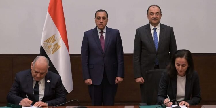 رئيس الوزراء يشهد توقيع عقد لإعادة تشغيل مصنع بلوكات الأنود بالتعاون مع “بريتش بتروليوم”