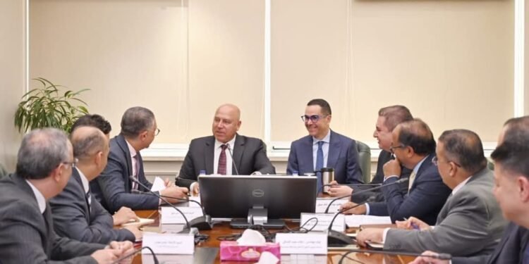 وزير الصناعة يبحث مع وزير الاستثمار معايير الموافقة على إنشاء المناطق الحرة الخاصة الجديدة