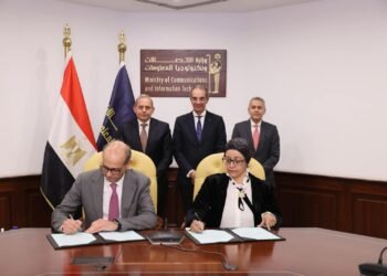 وزير الاتصالات والرئيس التنفيذى لبنك مصر يشهدان توقيع بروتوكول لإعداد كوادر فى التخصصات التكنولوجية