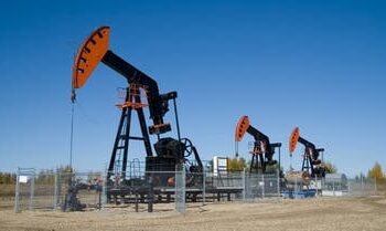 النفط يسجل خسارة متتالية للأسبوع الثاني وسط مخاوف من رسوم ترامب الجمركية