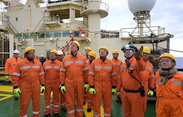 رئيس الوزراء يصل حفار ظُهر “سايبم 10000” لتفقد بدء أعمال الحفر بالحقل