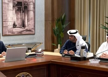 رئيس الوزراء يبحث مشروعات رأس الحكمة مع وزيري الصناعة والاستثمار الإماراتيين