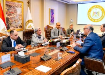 وزيرة البيئة: توفير غطاء تأميني وصحي للعاملين في منظومة المخلفات بالقليوبية