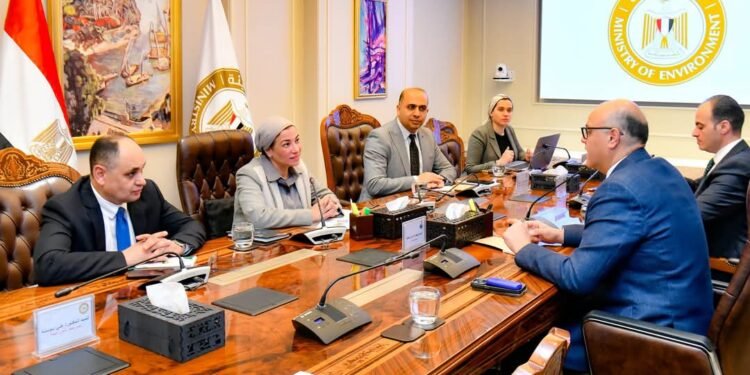 وزيرة البيئة: توفير غطاء تأميني وصحي للعاملين في منظومة المخلفات بالقليوبية