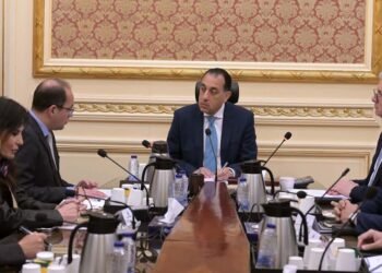 رئيس الوزراء يتابع تجهيزات إطلاق مبادرة تحويل السيارات للعمل بالغاز الطبيعي