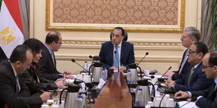 رئيس الوزراء يتابع تجهيزات إطلاق مبادرة تحويل السيارات للعمل بالغاز الطبيعي