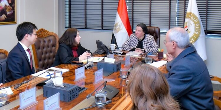 وزيرة البيئة تناقش مع البعثة الفنية للبنك الدولى نتائج مشروع “تلوث الهواء”