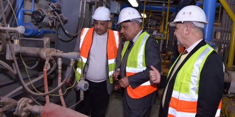 وزير الكهرباء يتفقد محطة توليد جنوب حلوان البخارية قبل تشغيلها