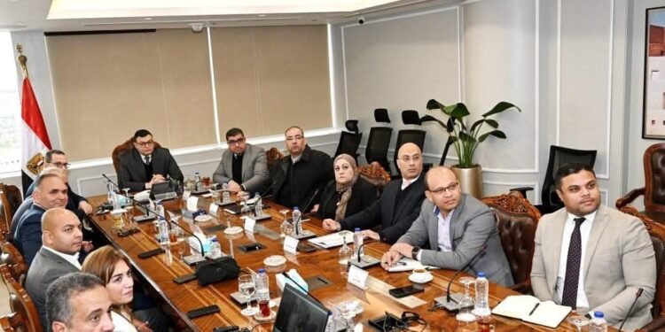 وزير الإسكان يستعرض عددا من الفرص الاستثمارية لأحد المشروعات بالعاصمة