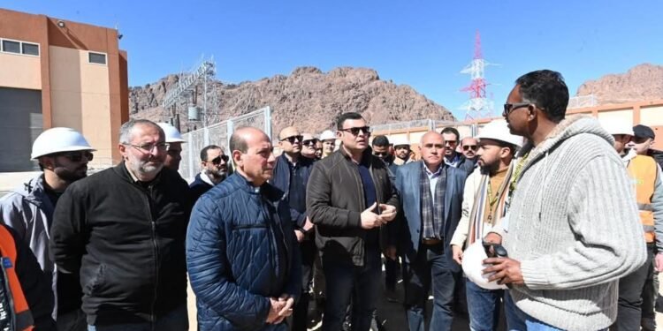 وزير الإسكان يتفقد محطة محولات الكهرباء وطريق كمين النبي صالح بمدينة سانت كاترين