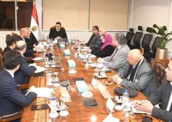 وزير الإسكان يبحث مع مسئولي البنك الأوروبي لإعادة الإعمار والتنمية التعاون المشترك