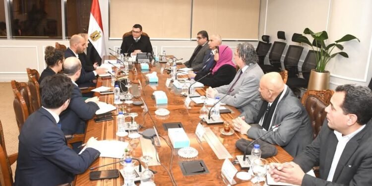 وزير الإسكان يبحث مع مسئولي البنك الأوروبي لإعادة الإعمار والتنمية التعاون المشترك